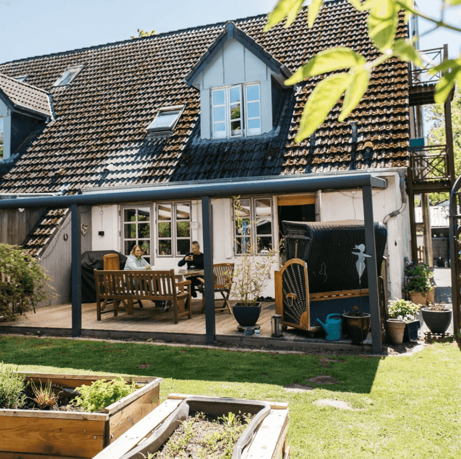 Ehepaar sitzt in ihrem Teilverkauftem Haus